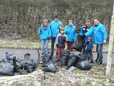 Zwerfvuil actie (SGP-jassen waren nog niet binnen)