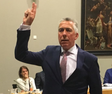Wethouder Gijs van Leeuwen legt de eed af