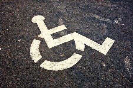 Geef rolstoelgebruikers toegang tot buurtbus