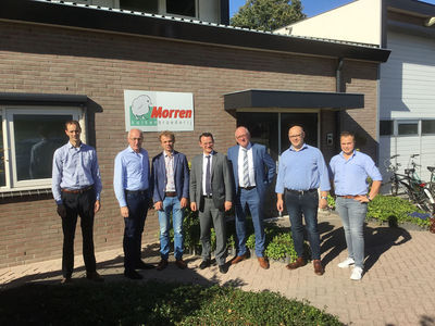 SGP fractieleden bezoeken kuikenbroederij Morren