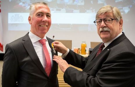Lintje voor wethouder Gijs van Leeuwen