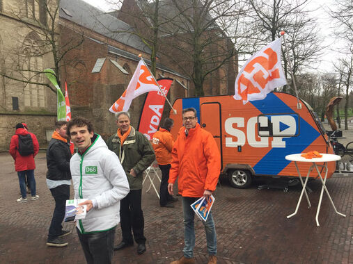 Chris Stoffer flyert voor SGP Gelderland in Apeldoorn