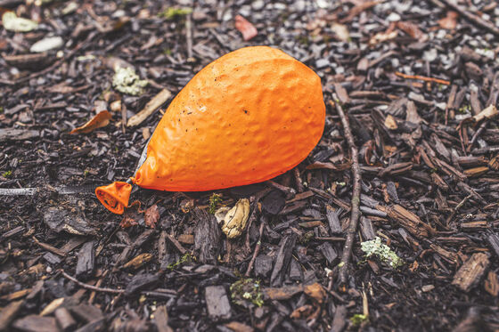 Ontmoedigen oplaten ballonnen en gebruik plastic confetti