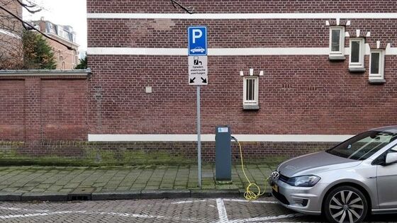 Laadpalen EV-auto's moeten waar nodig dichter bij elkaar: niet te strikt de 200 meter handhaven