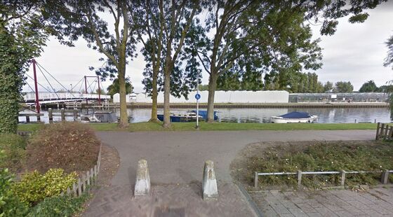 Voetgangers moeten zonder fietsers en brommers van het Kanaalpad in Rijnsburg gebruik kunnen maken