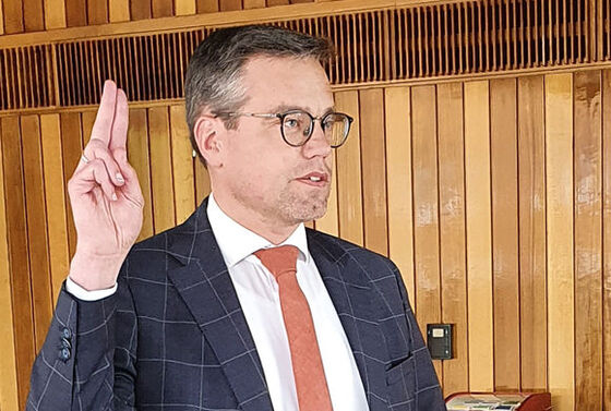 Beëdiging Arnold Versteeg als fractievolger