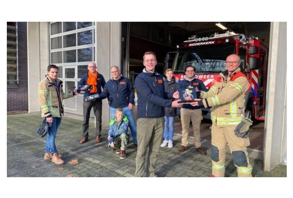 SGP verrast brandweer met oliebollen