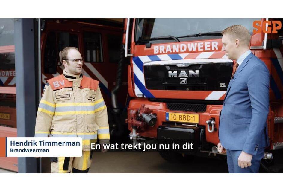 Jan Slager in gesprek met de brandweer