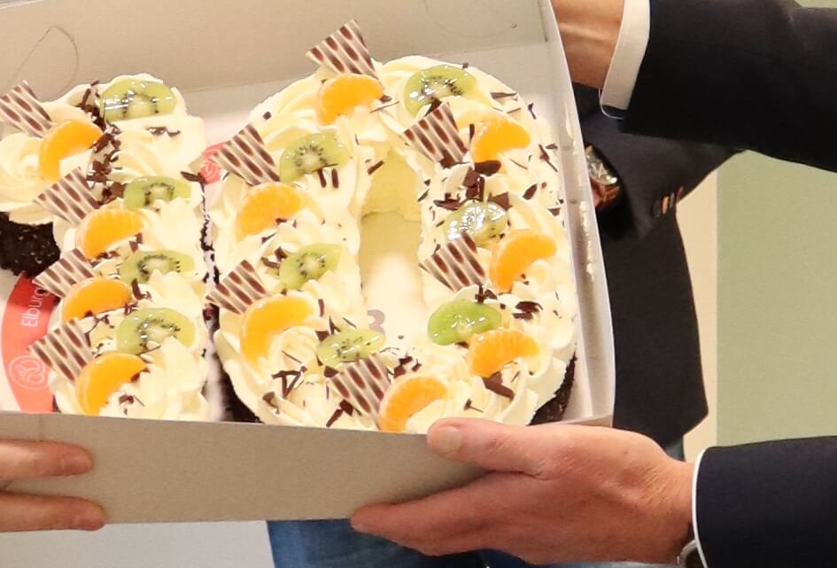 Nunspeet krijgt een 10: taart voor wethouder Van der Maas