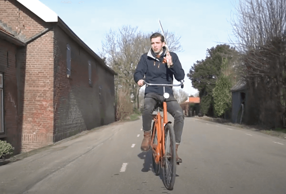 Florian in de trekker bij boer Hans Rozendaal