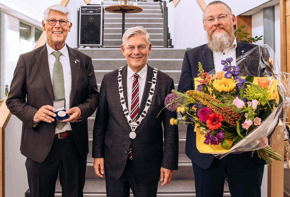 Zilveren erepenning voor oud-wethouder Piet van Leenen