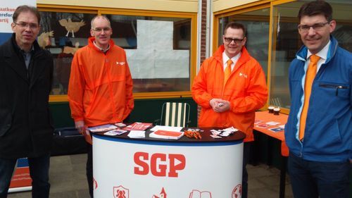 De SGP op de rommelmarkt Koningin Julianaschool Sint-Philipsland.