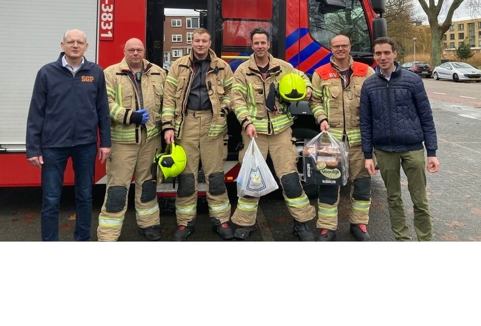 Brandweer door SGP op oliebollen getrakteerd