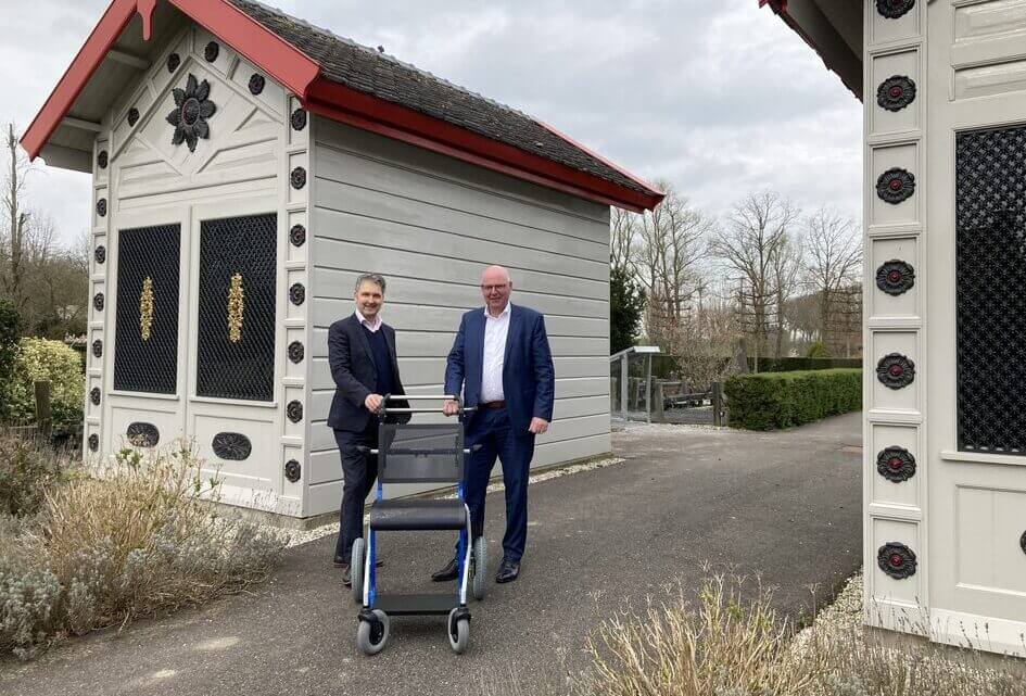 Leenrolstoelen bij gemeentelijke begraafplaatsen geplaatst