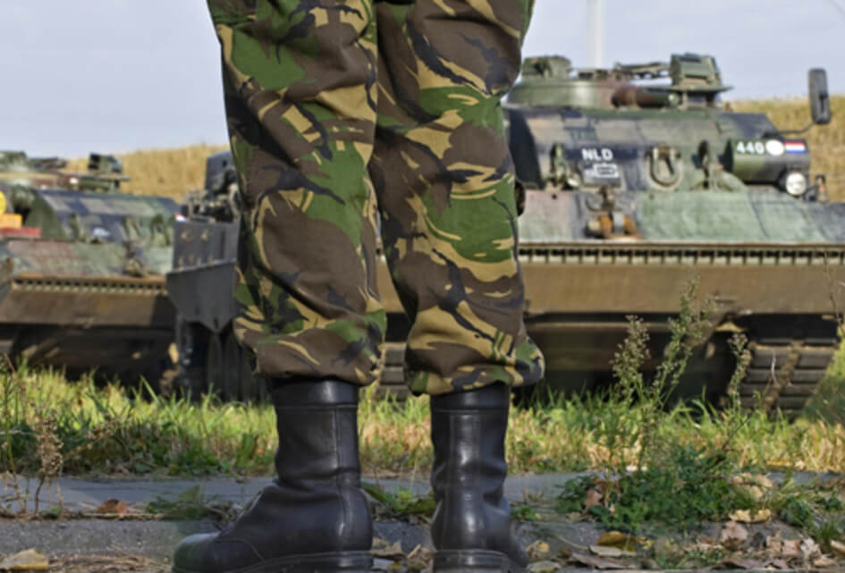 Stoffer over het materiaal bij defensie