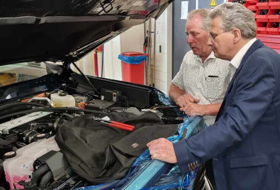 Achter het stuur van een waterstof/diesel-vrachtwagen
