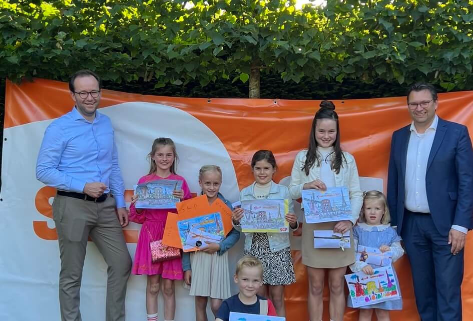 Prijsuitreiking kleurplatenwedstrijd bij succesvolle SGP campagne voor Europese verkiezingen