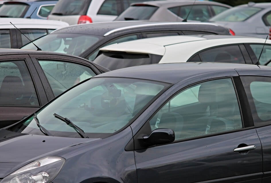 Stel parkeerterrein supermarkt Dirk open voor kerkgangers Kerkstraat