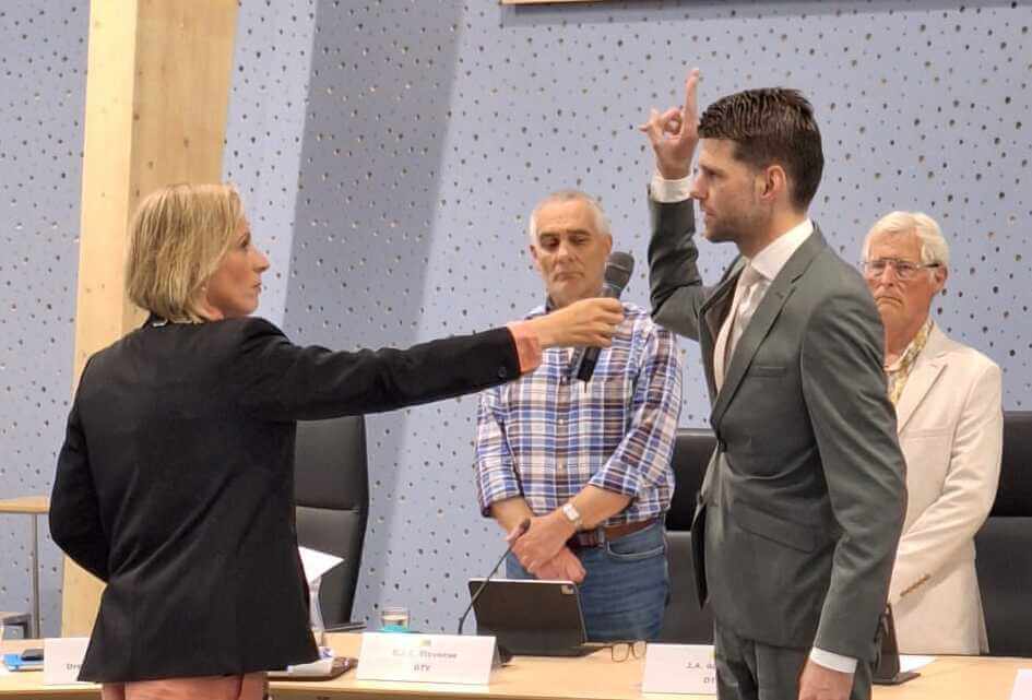 Perry beëdigd als raadslid