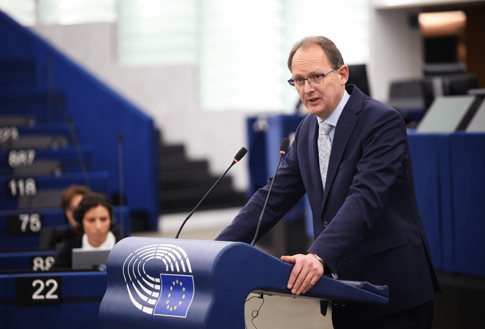 Waarom staat er in deze resolutie niets over échte problemen?'' - Ruissen in debat met de vrouwencommissie van het Europees Parlement