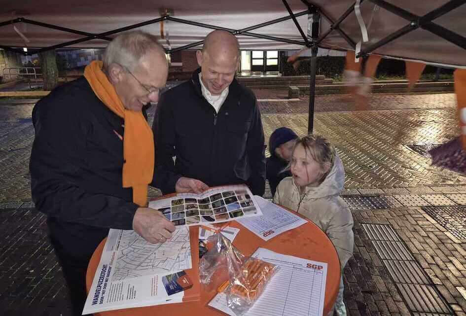 150 wandelaars puzzelen zich een weg door Alblasserdam