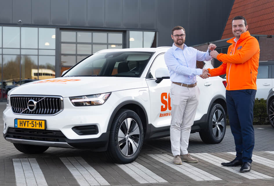 SGP Nunspeet neemt campagneauto in ontvangst 