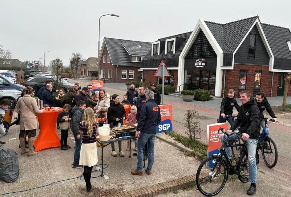 SGP Oldebroek op pad met de bouwkeet: poffertjes en ontmoeting