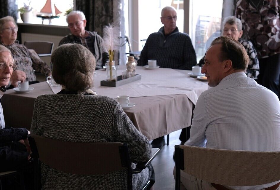 Bezoek verzorgingstehuizen en lokale bedrijven