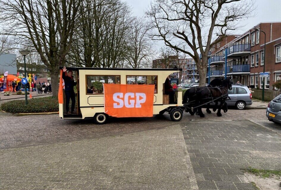 Ontmoeting op de markt met paardentram en springkussen