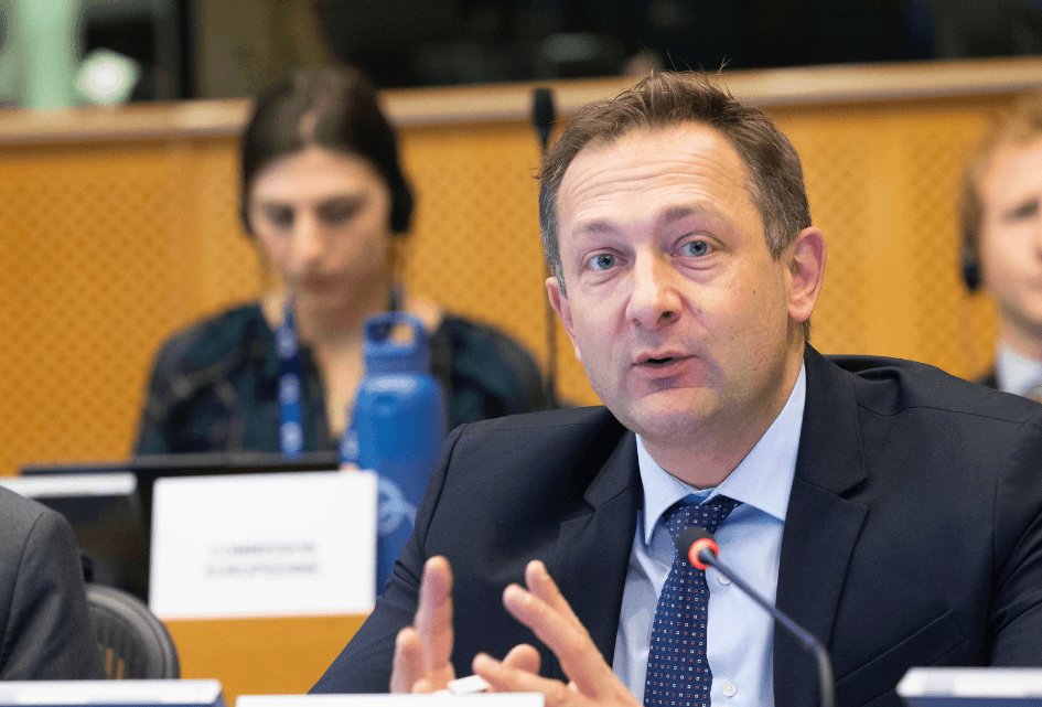 Eurocommissaris Hansen (landbouw) erkent op vragen van SGP dat milieuwetgeving aangepast moet worden