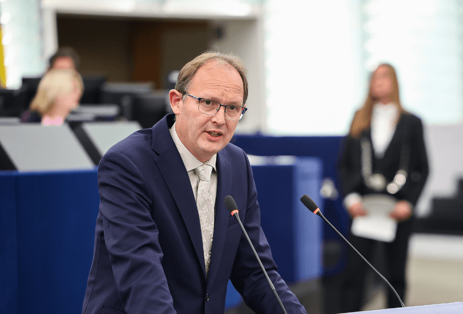 Europese Commissie onderzoekt of Harry Pettit zijn EU-beurs wel kan houden – na vragen door de SGP