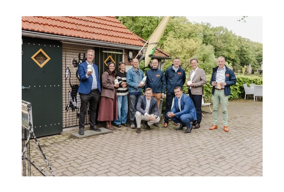 Ermelose en Gelderlandse SGP op werkbezoek bij p(r)achtboerderij in Leuvenum