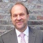 Plaatsverv. raadsvoorzitter Jan de Vos spreekt burgemeester Blase toe.