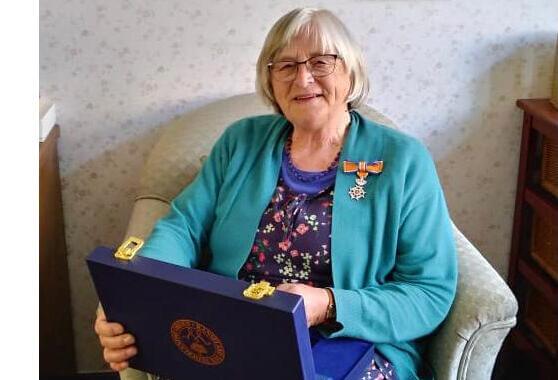 Nellie van Dijk geridderd