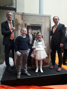 Jonge Johannes van den Berg overhandigd beeltenis koningspaar aan vd Staaij en Dijkgraaf