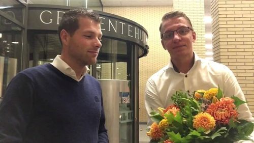Boeket voor de nieuwe lijsttrekker Kees van der Duijn Schouten