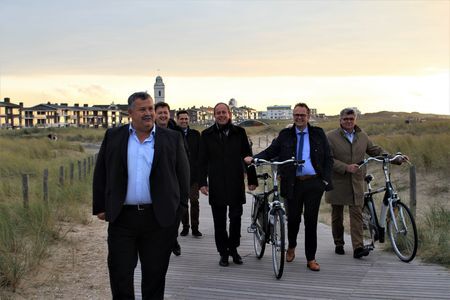 Kees van der Staaij brengt werkbezoek aan kustgebied