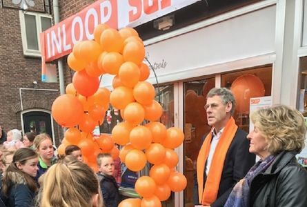 BURGEMEESTER VAN RHEE OPENT SGP INLOOPWINKEL IN SCHERPENZEEL