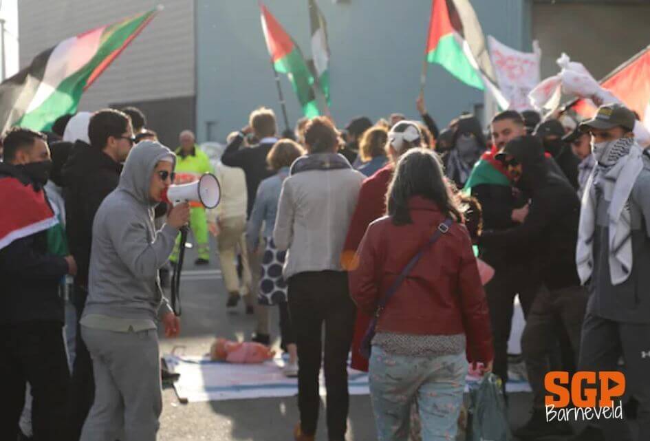 RAADSVERGADERING | Demonstratie tegen CvI