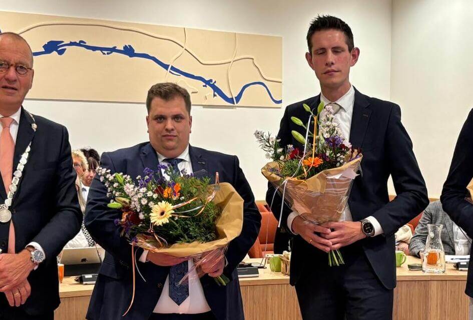 Beëdiging burgerraadsleden Corwin Vlot uit Oud Alblas en Jan van der Wal