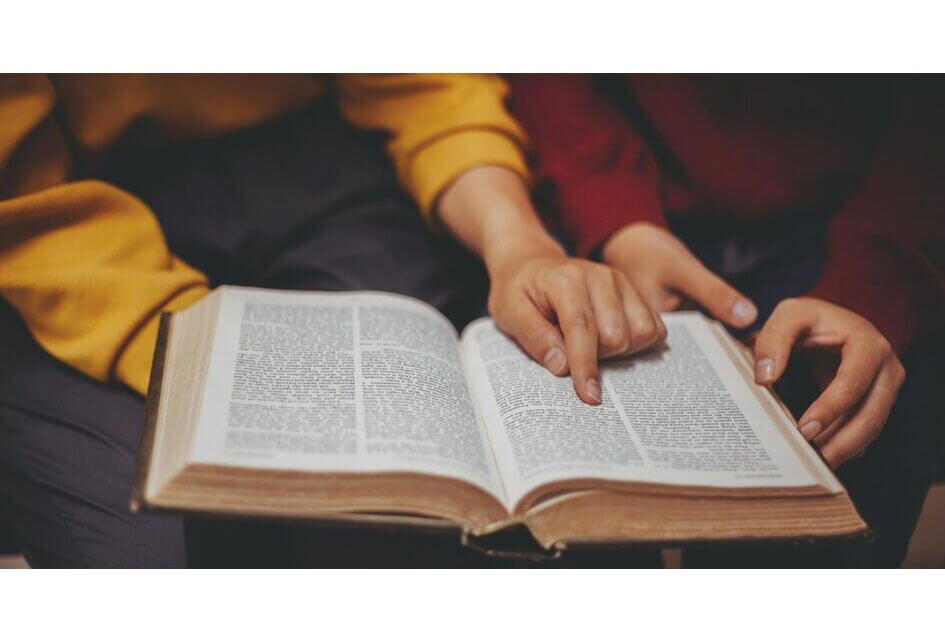 Burgemeester Luteijn bezoekt catechisatie in Krabbendijke