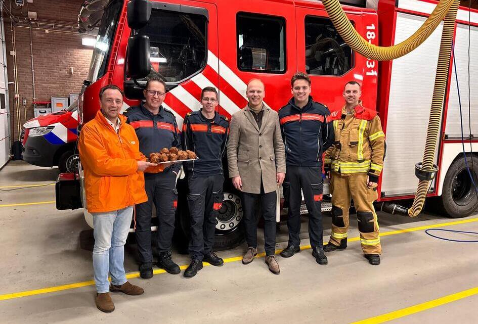 SGP trakteert de brandweer