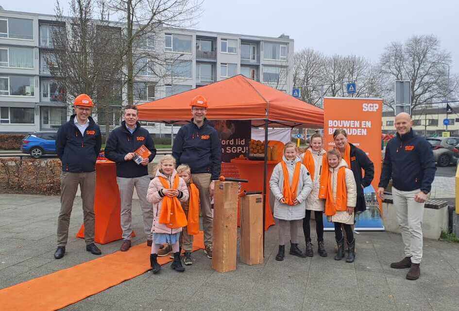 Sap, spijkers en een gesprek op het Scheldeplein