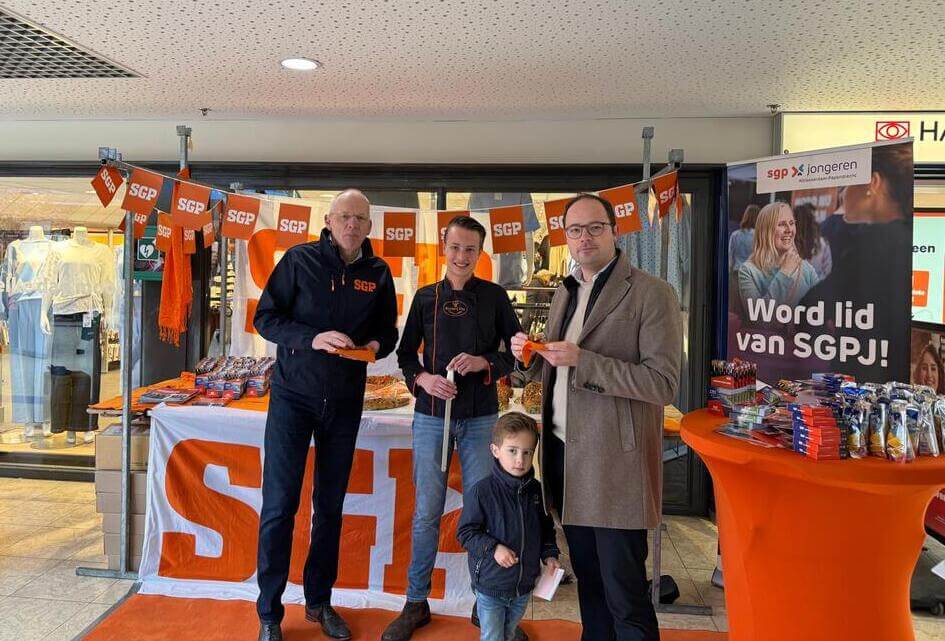 SGP verrast winkelend Alblasserdam met reusachtige krentenstol