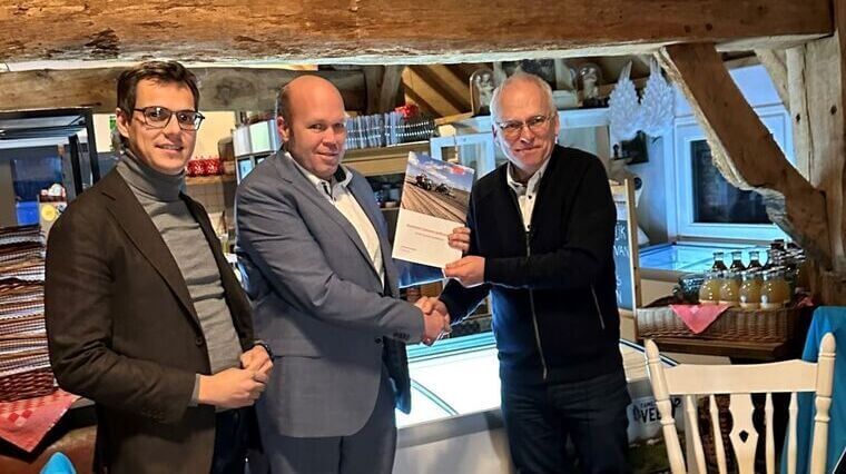 Overhandiging resultaten landbouwtour aan minister