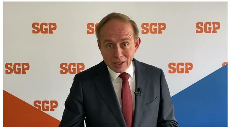 Gelukwens Kees van der Staaij voor 100 jaar SGP Huizen