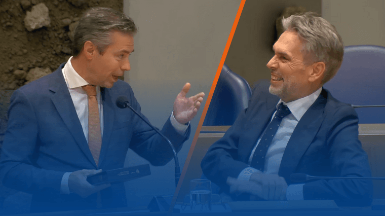 Stoffer geeft Bijbel aan Schoof