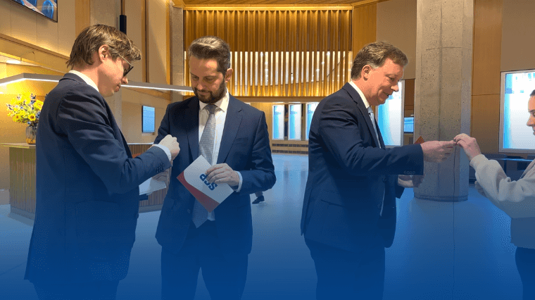 Kamerleden nemen ons HONDERDSTE weekjournaal over!