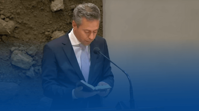 Politiek bij een geopende Bijbel!