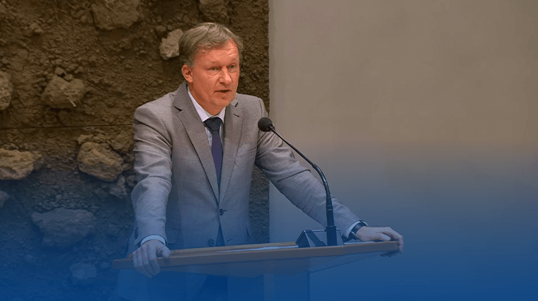 ‘Vrouwonvriendelijk en ongeëmancipeerd’ - Van Dijk over prostitutie